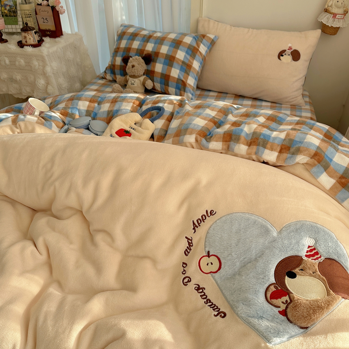 91家纺网 家纺一手货源 找家纺 顾里家纺 2025新款韩系兔毛贴布绣牛奶绒四件套 蓝心苹果狗