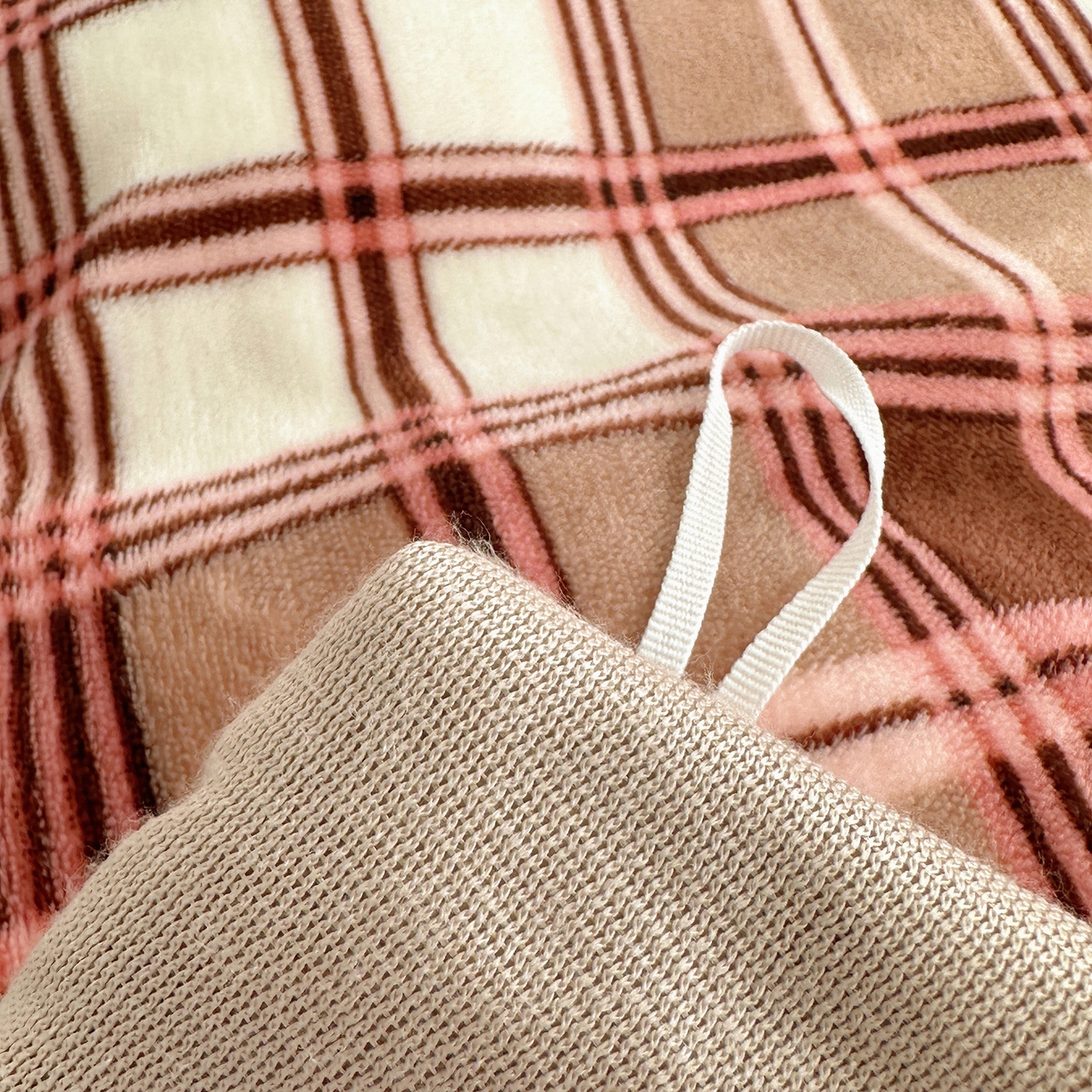 91家纺网 家纺一手货源 找家纺 顾里家纺 2025新款韩系兔毛贴布绣牛奶绒四件套 苹果猫咪