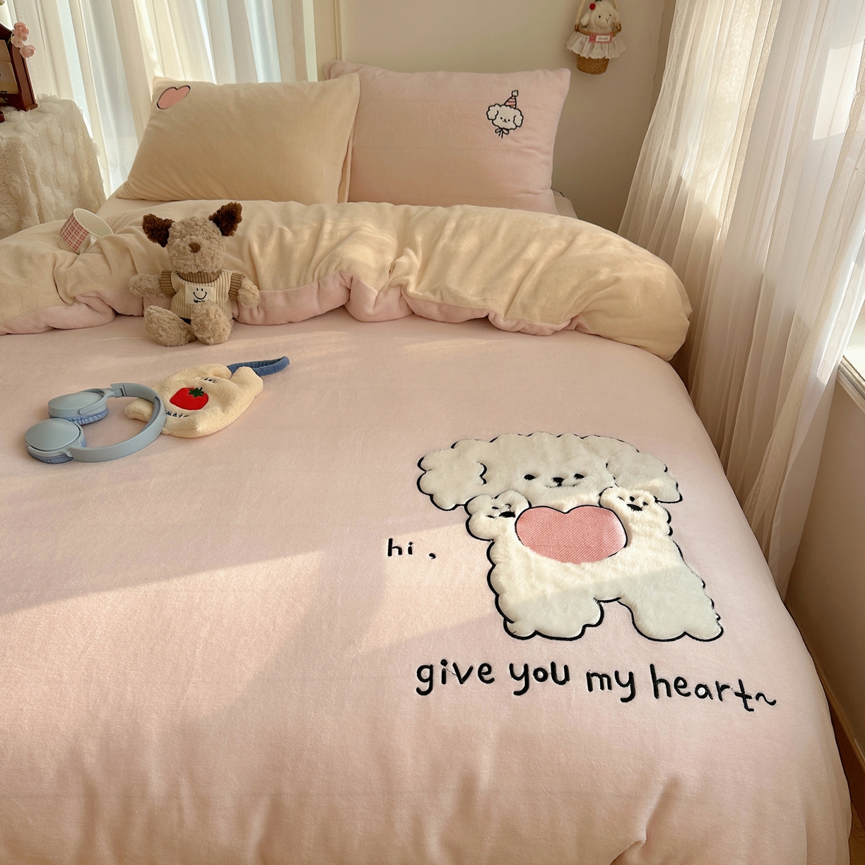 91家纺网 家纺一手货源 找家纺 顾里家纺 2025新款韩系兔毛贴布绣牛奶绒四件套 爱心熊宝