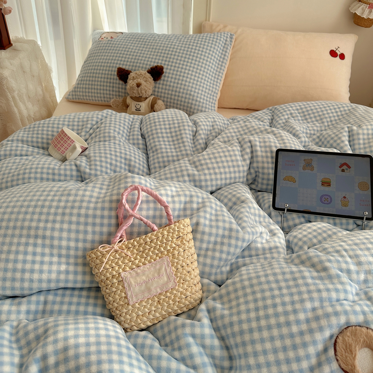 91家纺网 家纺一手货源 找家纺 顾里家纺 2025新款韩系兔毛贴布绣牛奶绒四件套 樱桃蓝熊