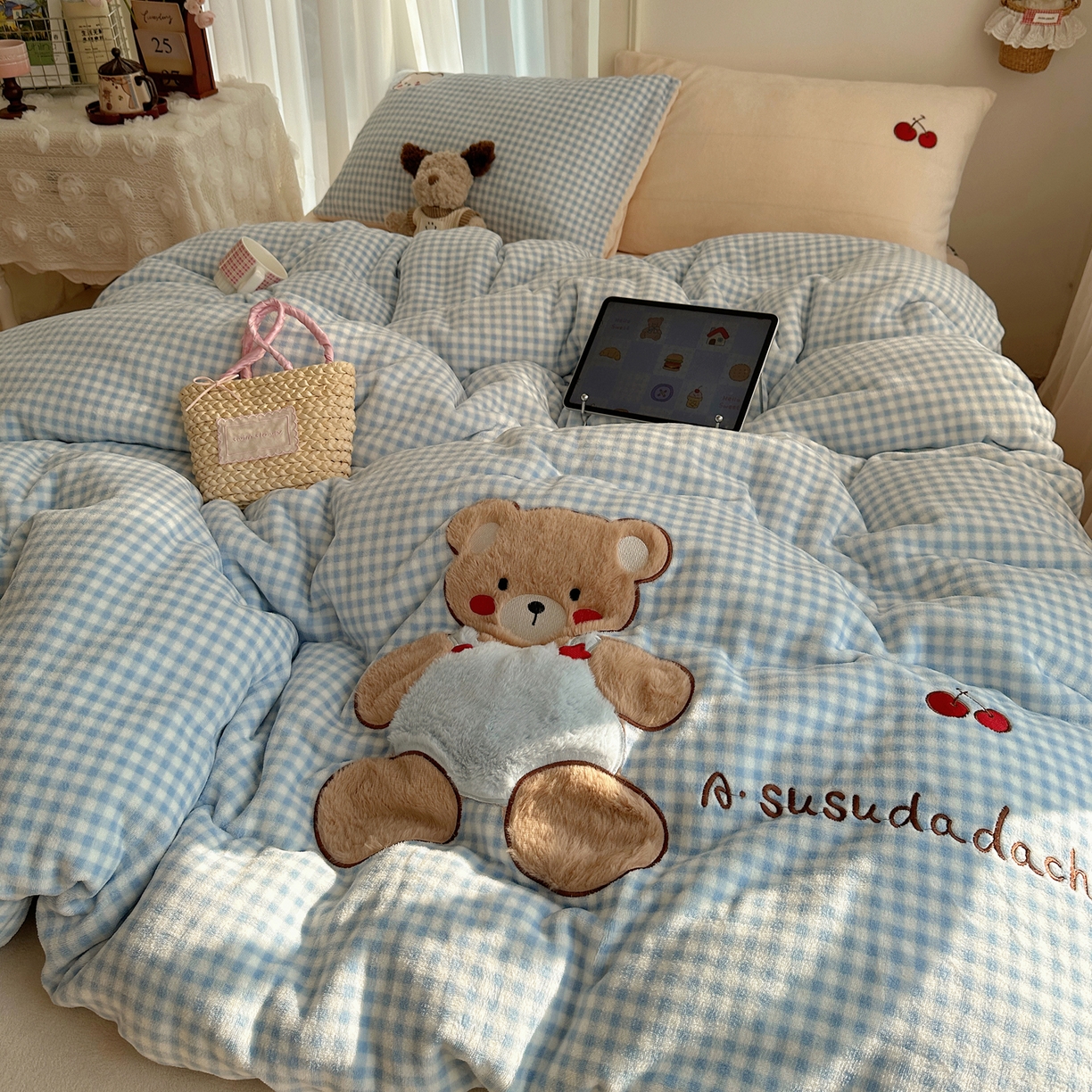 91家纺网 家纺一手货源 找家纺 顾里家纺 2025新款韩系兔毛贴布绣牛奶绒四件套 樱桃蓝熊