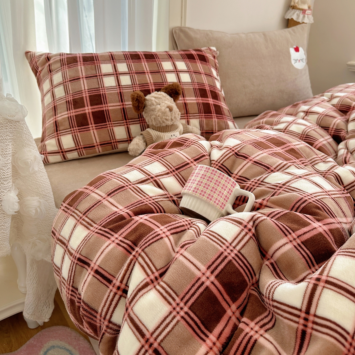 91家纺网 家纺一手货源 找家纺 顾里家纺 2025新款韩系兔毛贴布绣牛奶绒四件套 苹果猫咪