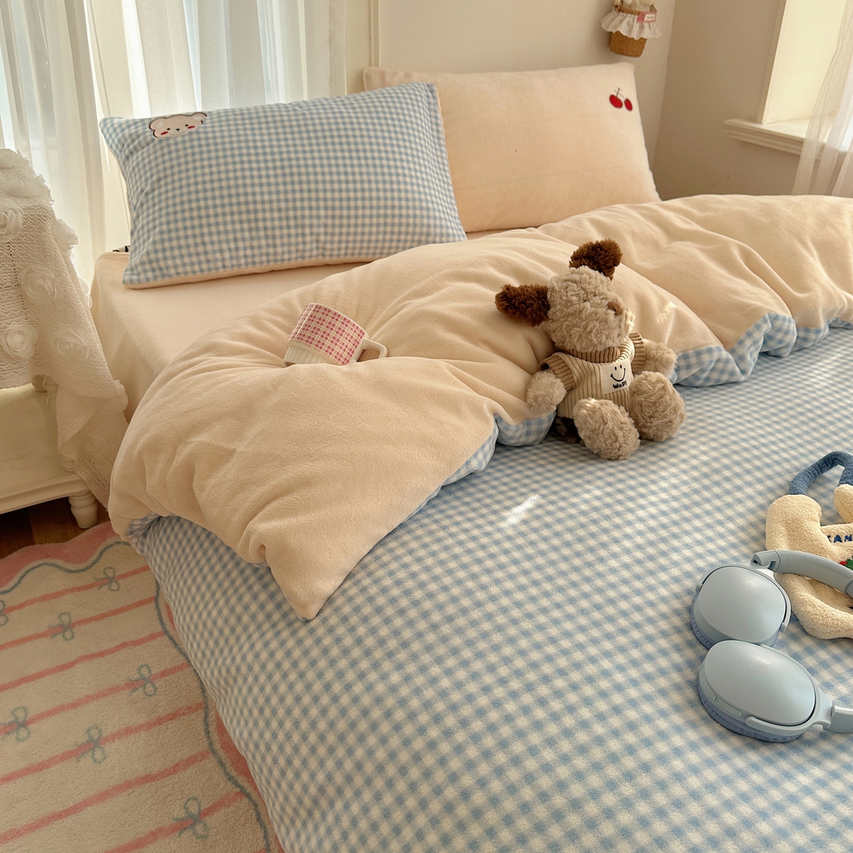 91家纺网 家纺一手货源 找家纺 顾里家纺 2025新款韩系兔毛贴布绣牛奶绒四件套 樱桃蓝熊