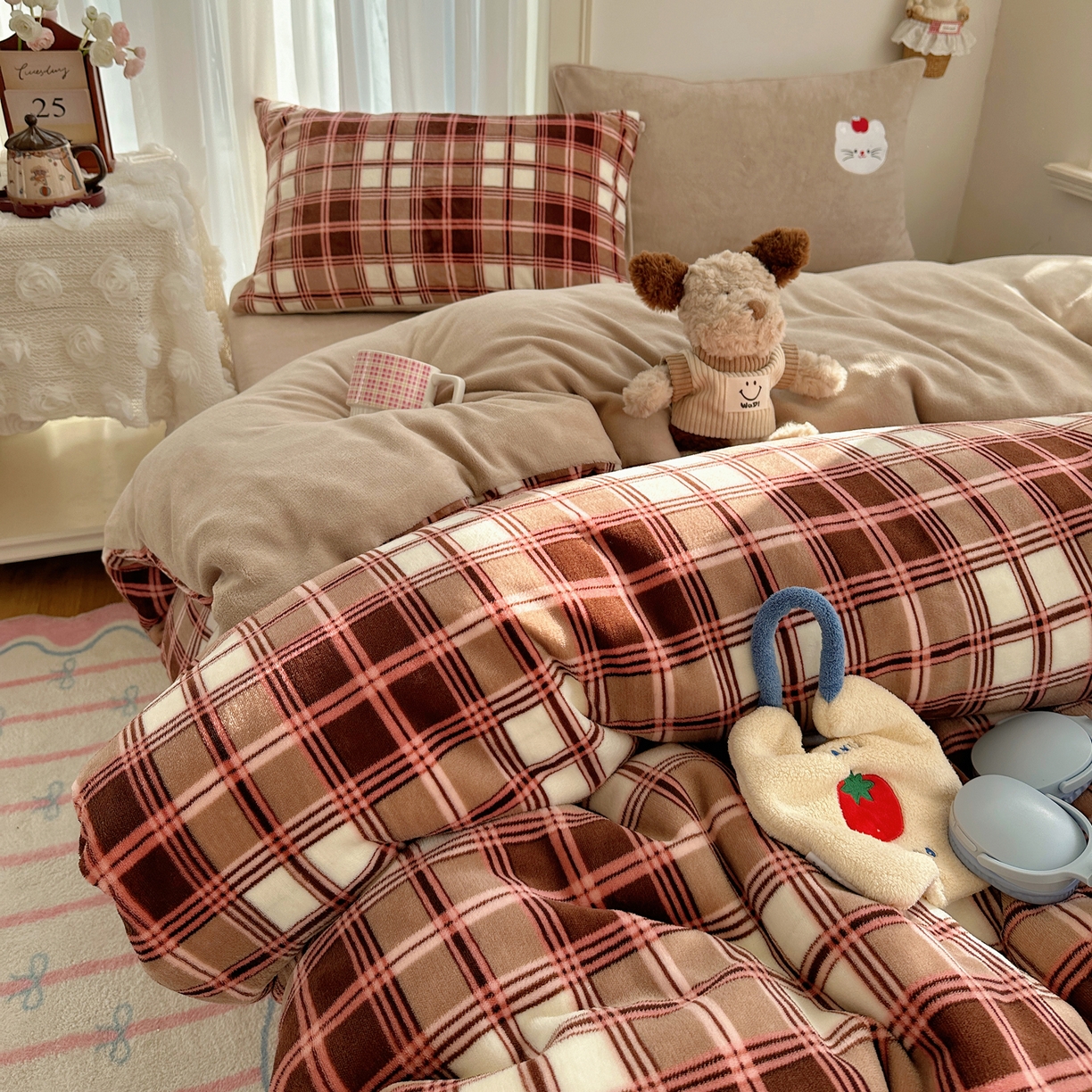 91家纺网 家纺一手货源 找家纺 顾里家纺 2025新款韩系兔毛贴布绣牛奶绒四件套 苹果猫咪