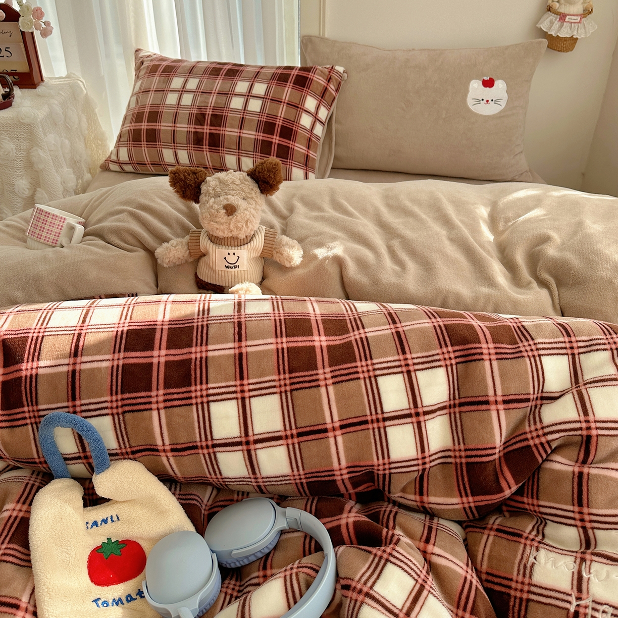 91家纺网 家纺一手货源 找家纺 顾里家纺 2025新款韩系兔毛贴布绣牛奶绒四件套 苹果猫咪