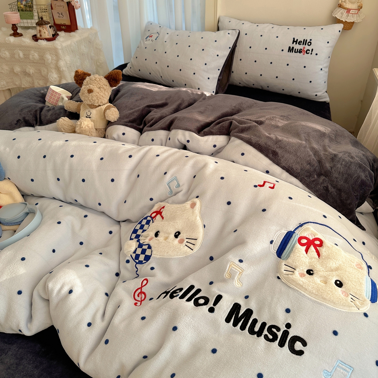 顾里家纺 2025新款韩系兔毛贴布绣牛奶绒四件套 音乐猫咪