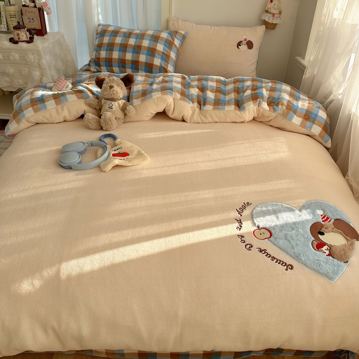 91家纺网 家纺一手货源 找家纺 顾里家纺 2025新款韩系兔毛贴布绣牛奶绒四件套 蓝心苹果狗