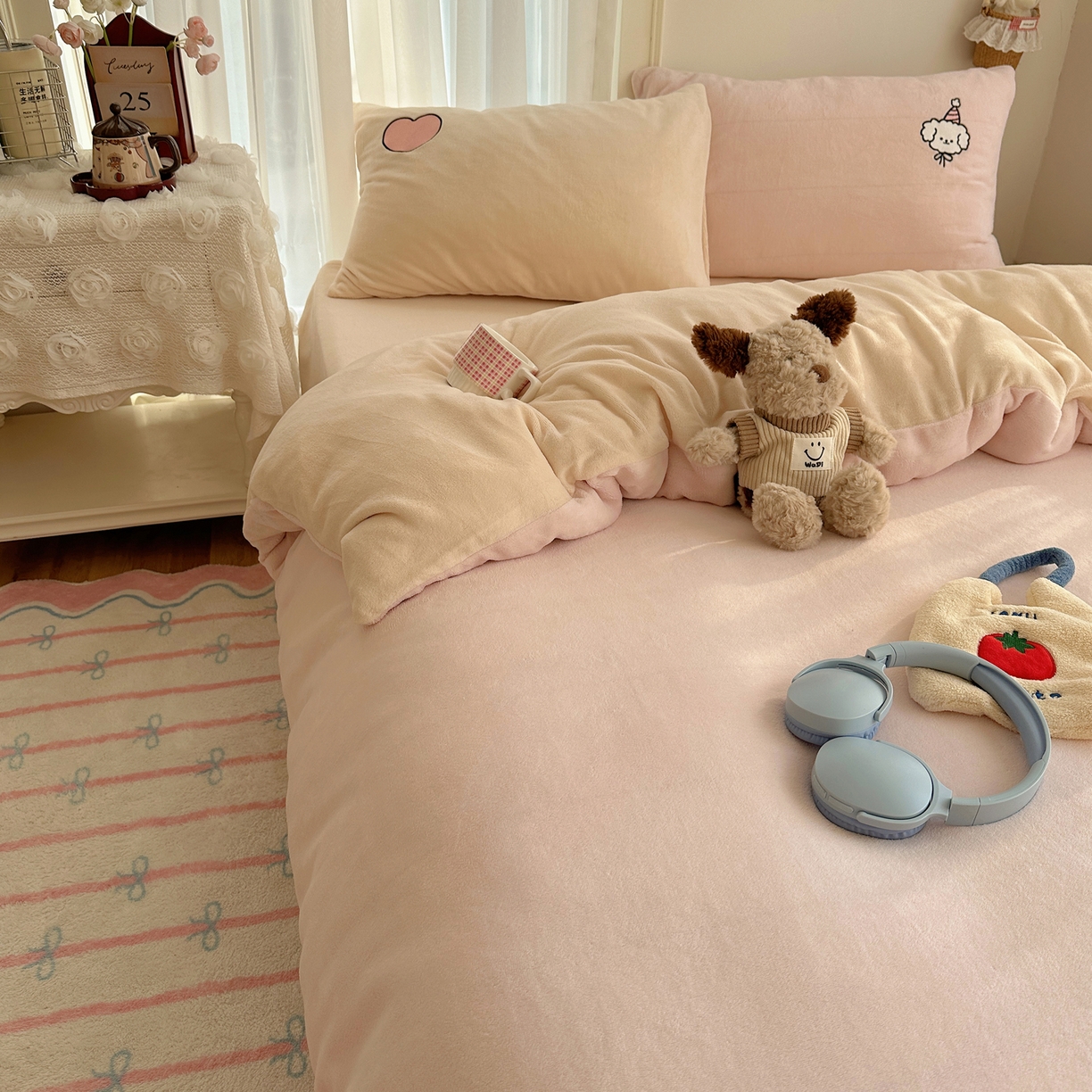 91家纺网 家纺一手货源 找家纺 顾里家纺 2025新款韩系兔毛贴布绣牛奶绒四件套 爱心熊宝