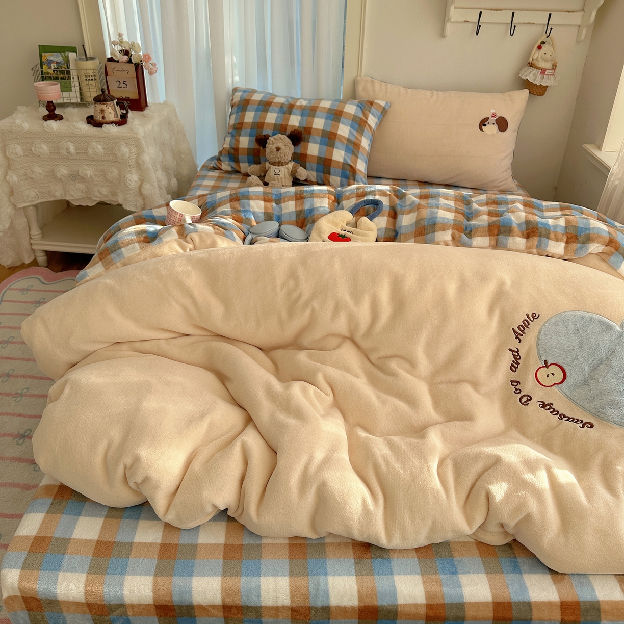 91家纺网 家纺一手货源 找家纺 顾里家纺 2025新款韩系兔毛贴布绣牛奶绒四件套 蓝心苹果狗