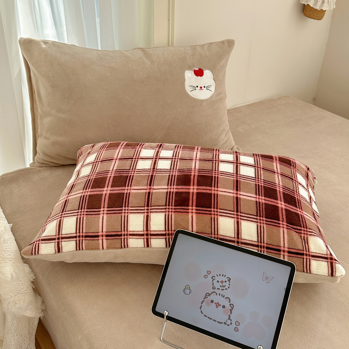 91家纺网 家纺一手货源 找家纺 顾里家纺 2025新款韩系兔毛贴布绣牛奶绒四件套 苹果猫咪