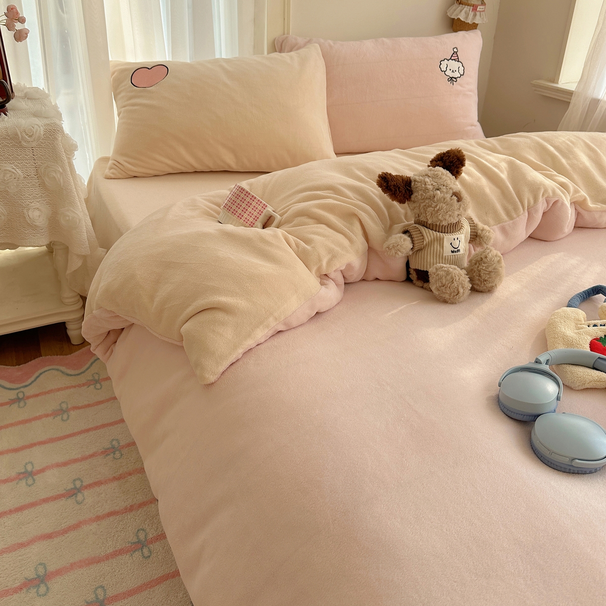 91家纺网 家纺一手货源 找家纺 顾里家纺 2025新款韩系兔毛贴布绣牛奶绒四件套 爱心熊宝