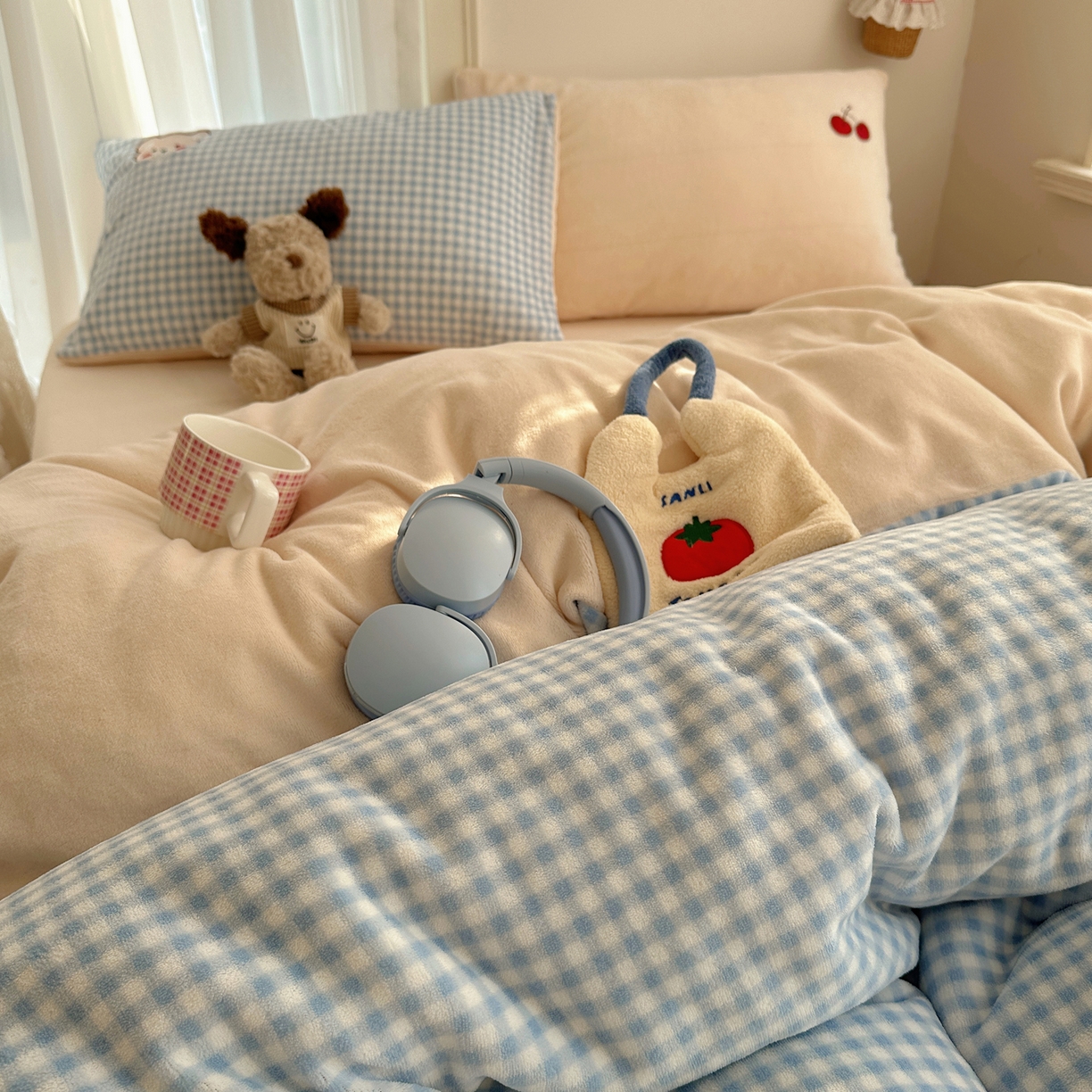 91家纺网 家纺一手货源 找家纺 顾里家纺 2025新款韩系兔毛贴布绣牛奶绒四件套 樱桃蓝熊