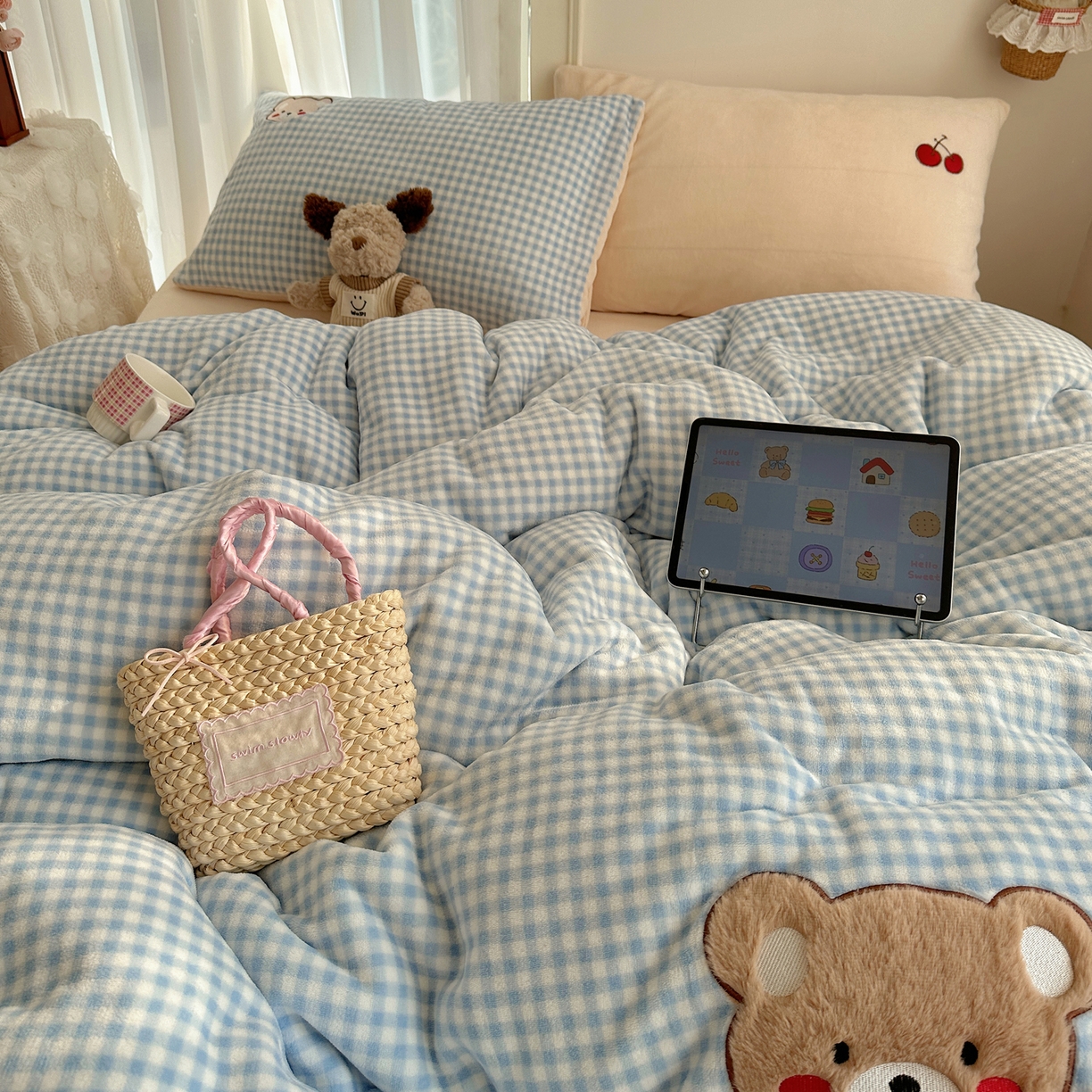 91家纺网 家纺一手货源 找家纺 顾里家纺 2025新款韩系兔毛贴布绣牛奶绒四件套 樱桃蓝熊