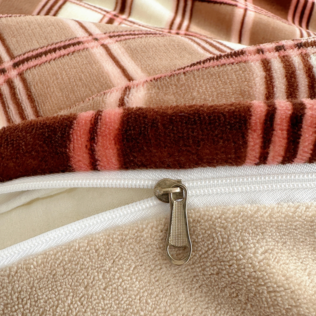 91家纺网 家纺一手货源 找家纺 顾里家纺 2025新款韩系兔毛贴布绣牛奶绒四件套 苹果猫咪