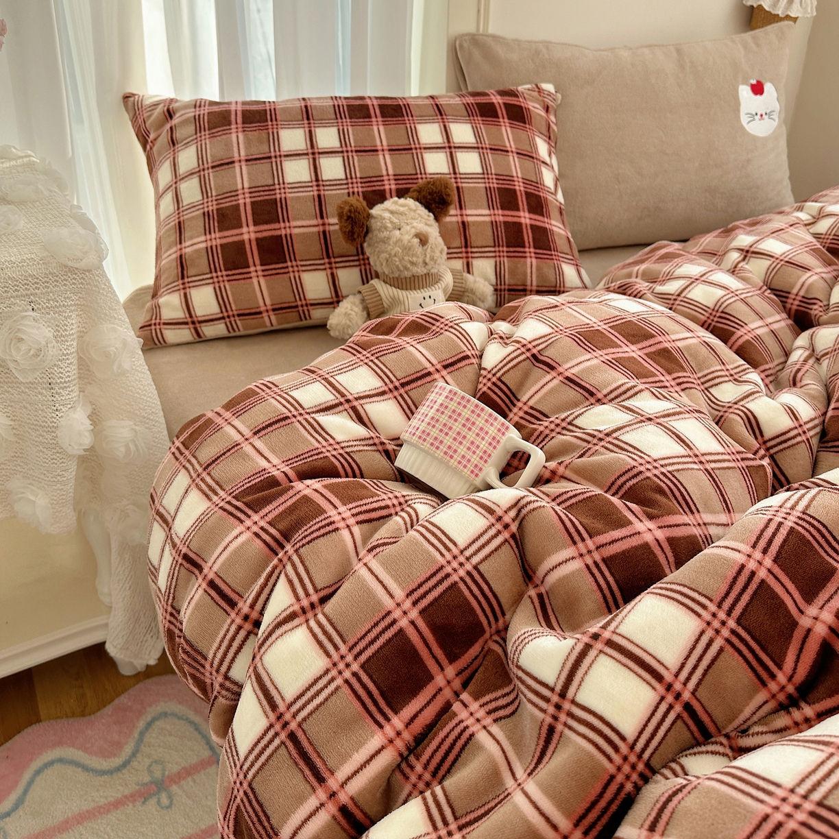 91家纺网 家纺一手货源 找家纺 顾里家纺 2025新款韩系兔毛贴布绣牛奶绒四件套 苹果猫咪