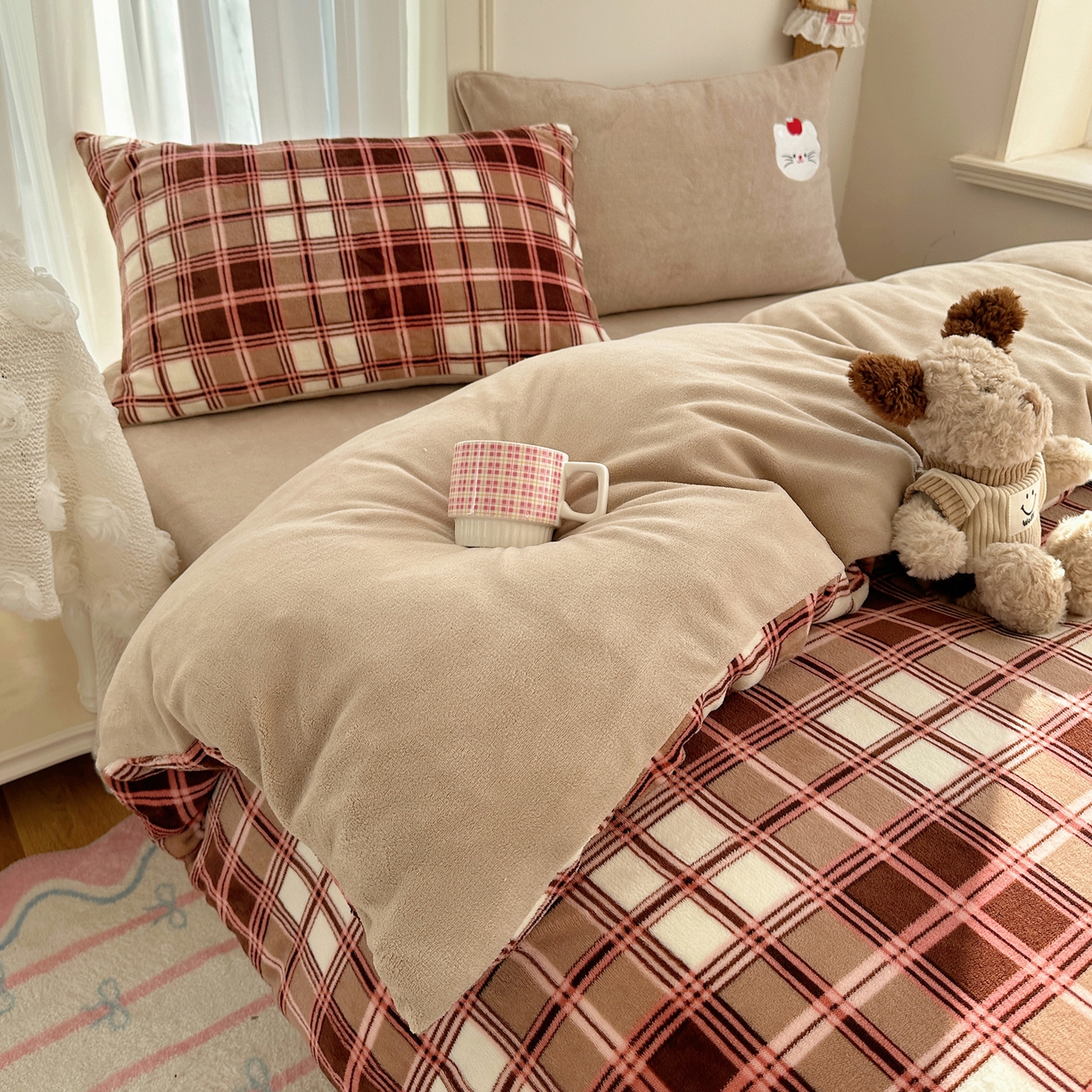 91家纺网 家纺一手货源 找家纺 顾里家纺 2025新款韩系兔毛贴布绣牛奶绒四件套 苹果猫咪