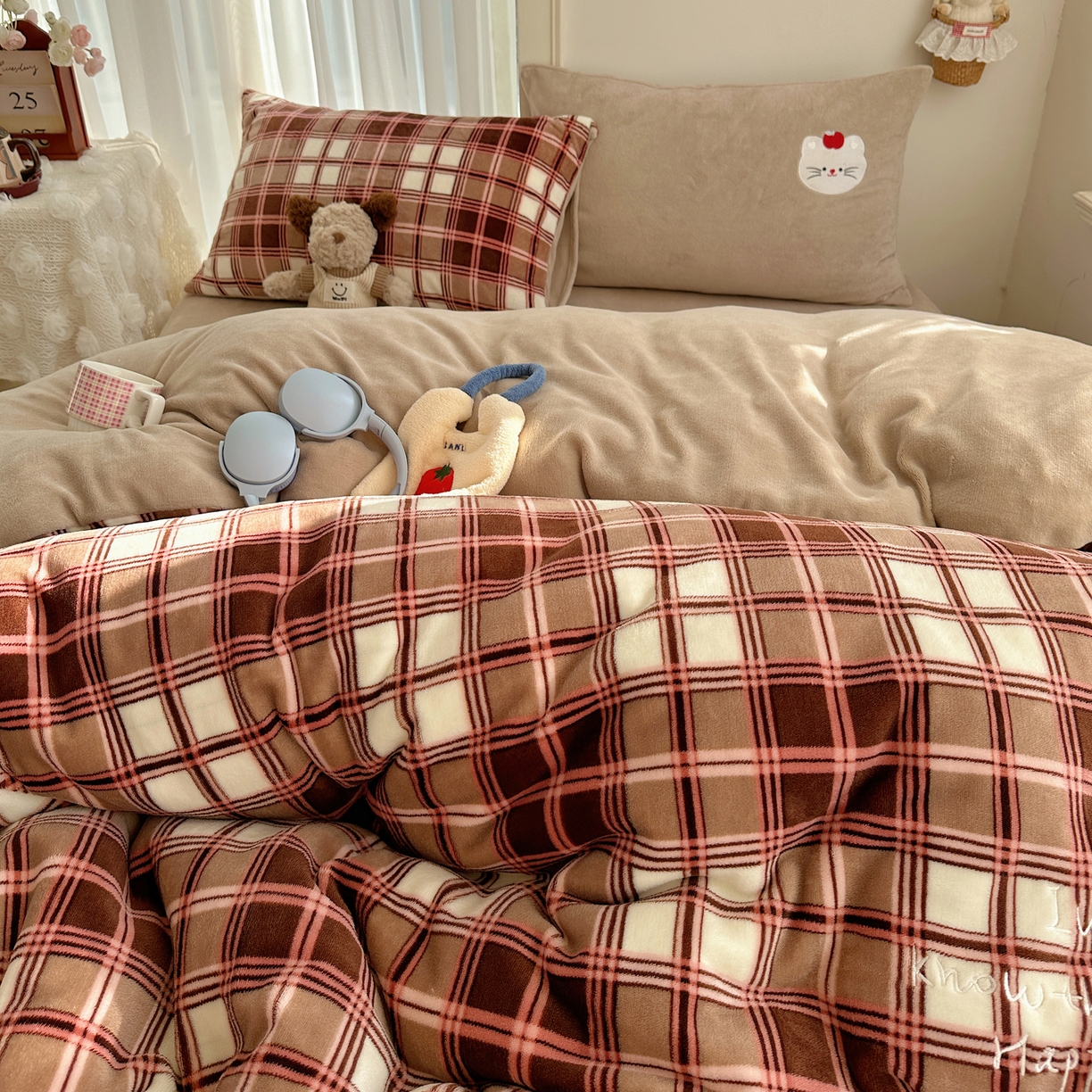 91家纺网 家纺一手货源 找家纺 顾里家纺 2025新款韩系兔毛贴布绣牛奶绒四件套 苹果猫咪