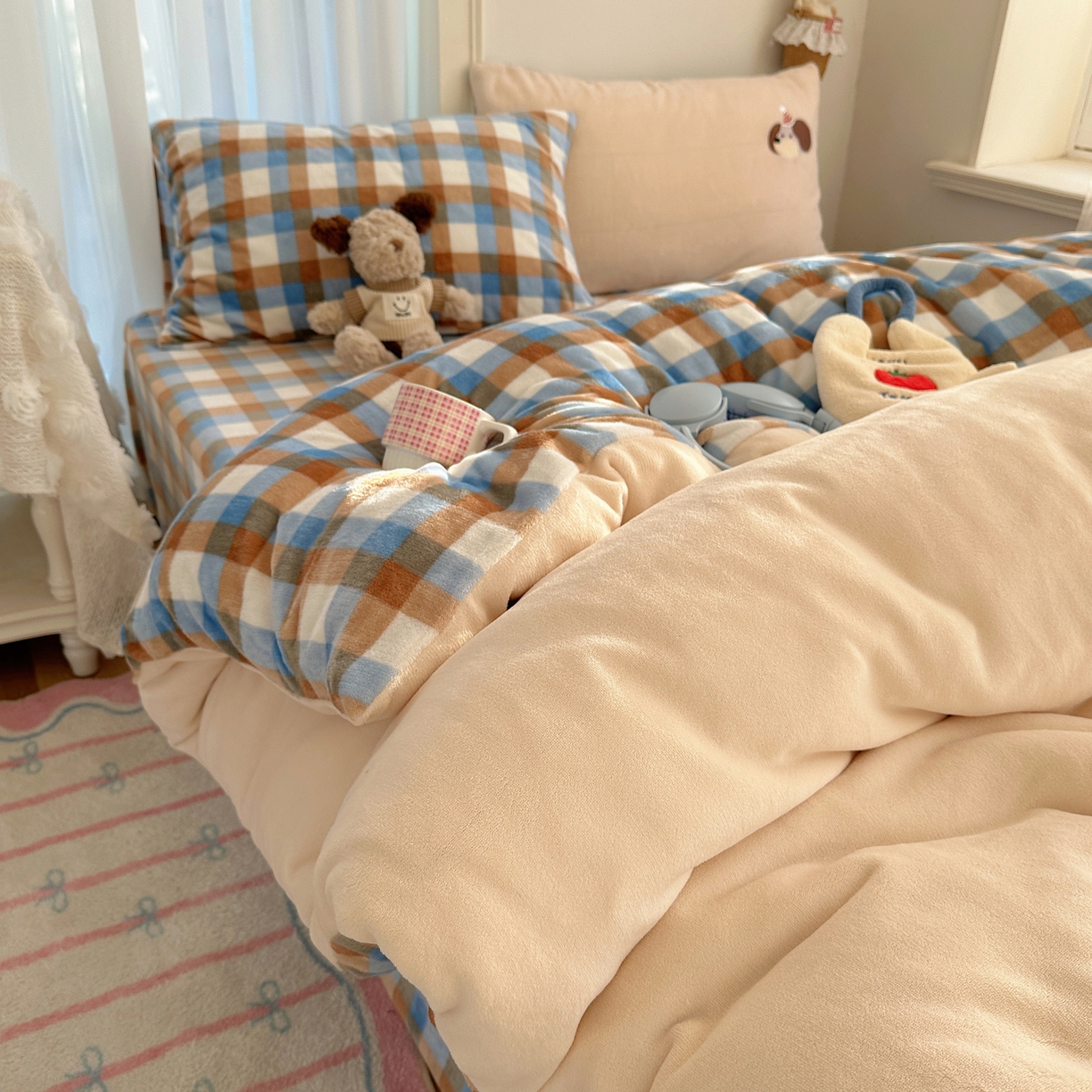 91家纺网 家纺一手货源 找家纺 顾里家纺 2025新款韩系兔毛贴布绣牛奶绒四件套 蓝心苹果狗