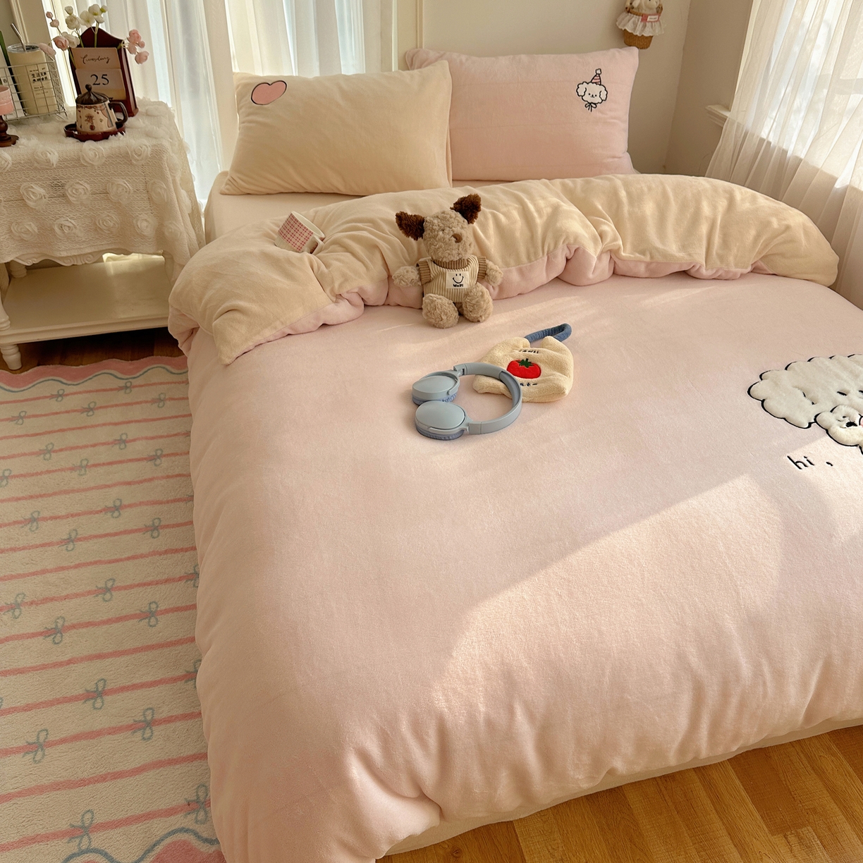 91家纺网 家纺一手货源 找家纺 顾里家纺 2025新款韩系兔毛贴布绣牛奶绒四件套 爱心熊宝