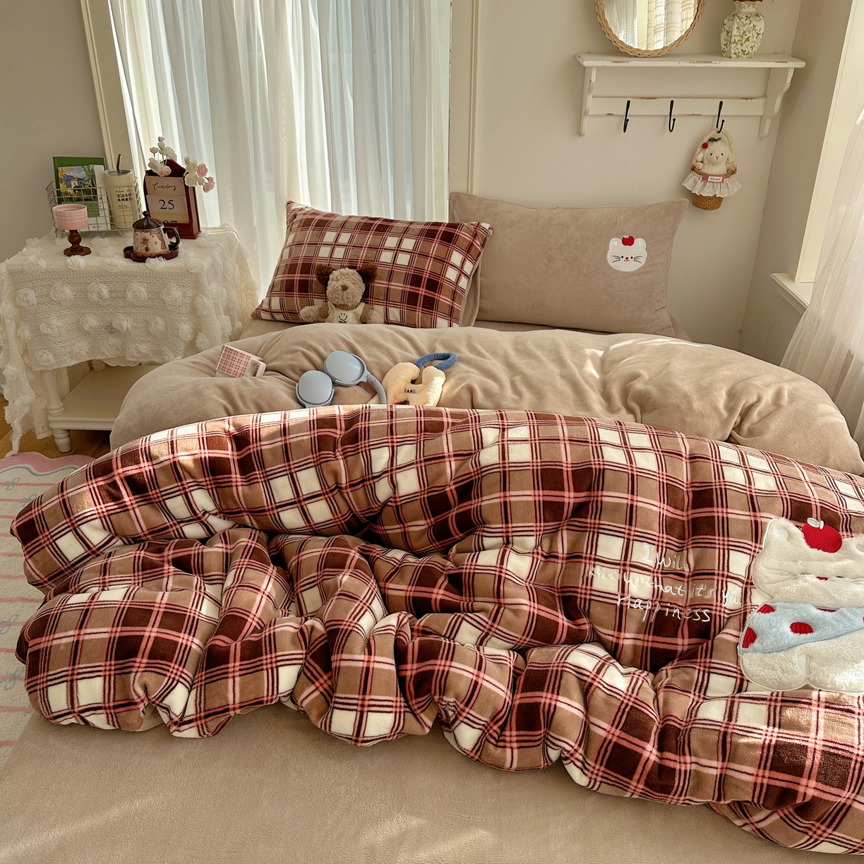 91家纺网 家纺一手货源 找家纺 顾里家纺 2025新款韩系兔毛贴布绣牛奶绒四件套 苹果猫咪