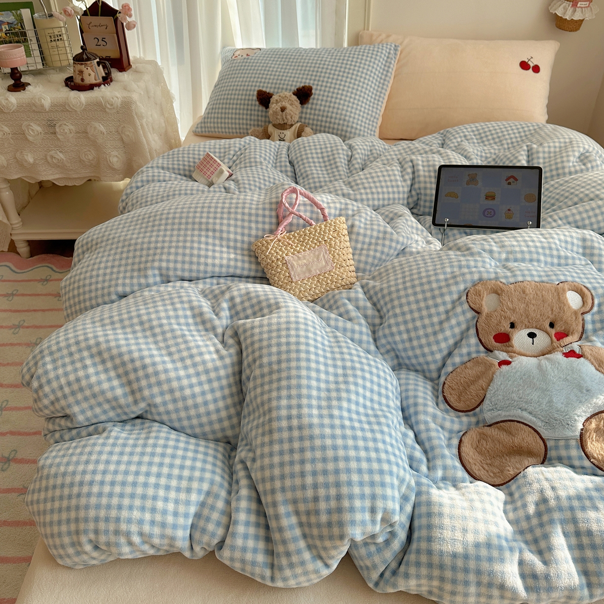 91家纺网 家纺一手货源 找家纺 顾里家纺 2025新款韩系兔毛贴布绣牛奶绒四件套 樱桃蓝熊