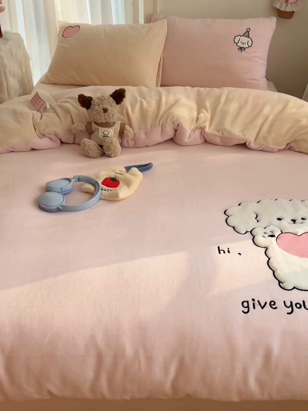 91家纺网 家纺一手货源 找家纺 顾里家纺 2025新款韩系兔毛贴布绣牛奶绒四件套 爱心熊宝