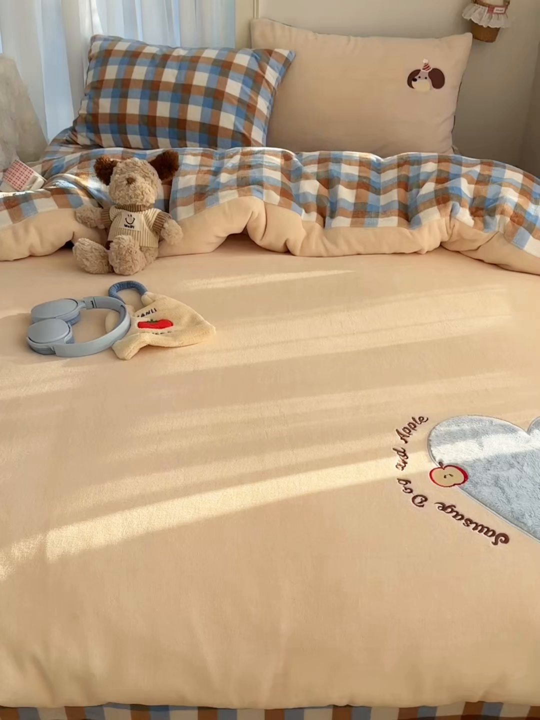 91家纺网 家纺一手货源 找家纺 顾里家纺 2025新款韩系兔毛贴布绣牛奶绒四件套 蓝心苹果狗