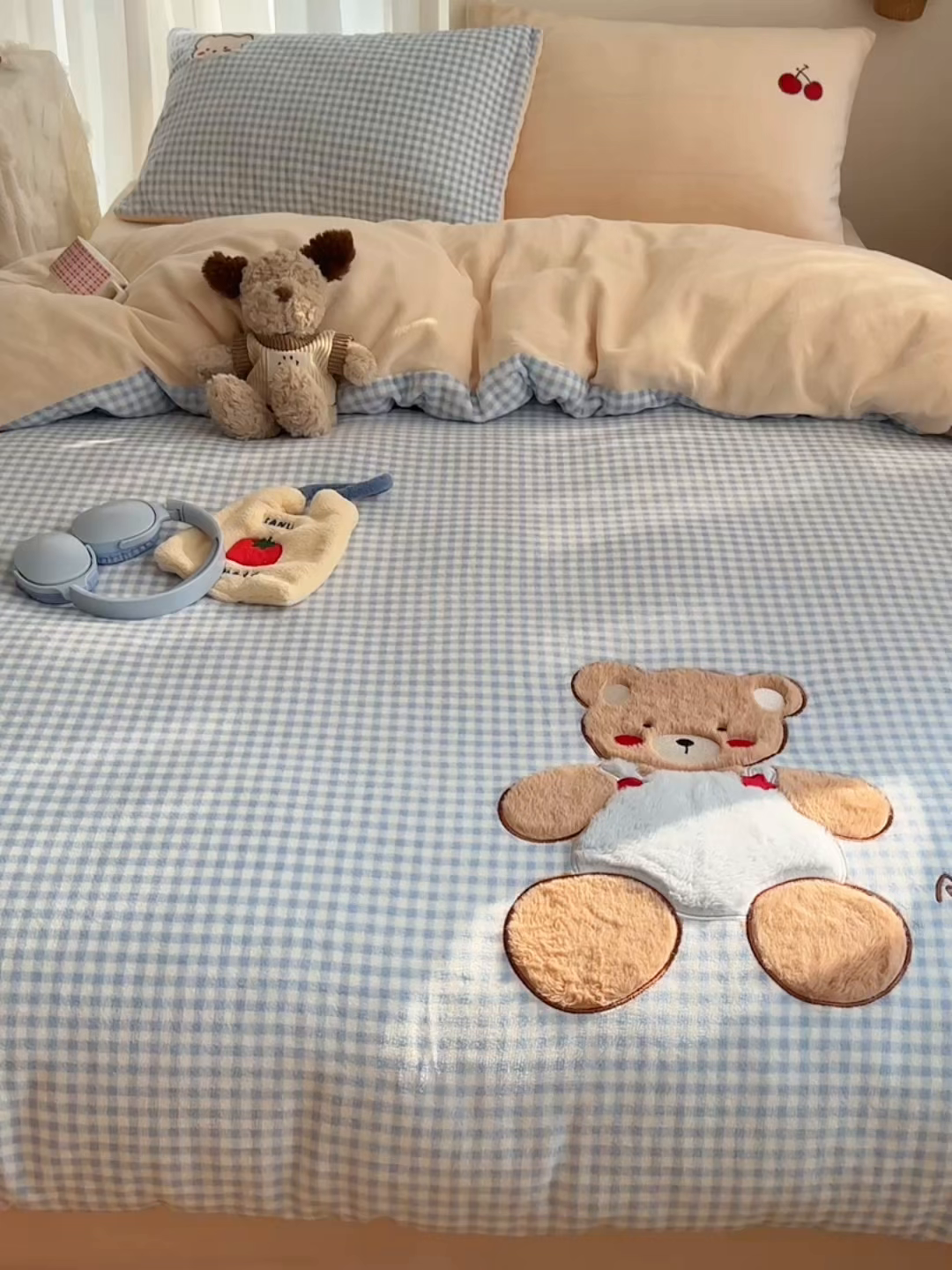 91家纺网 家纺一手货源 找家纺 顾里家纺 2025新款韩系兔毛贴布绣牛奶绒四件套 樱桃蓝熊