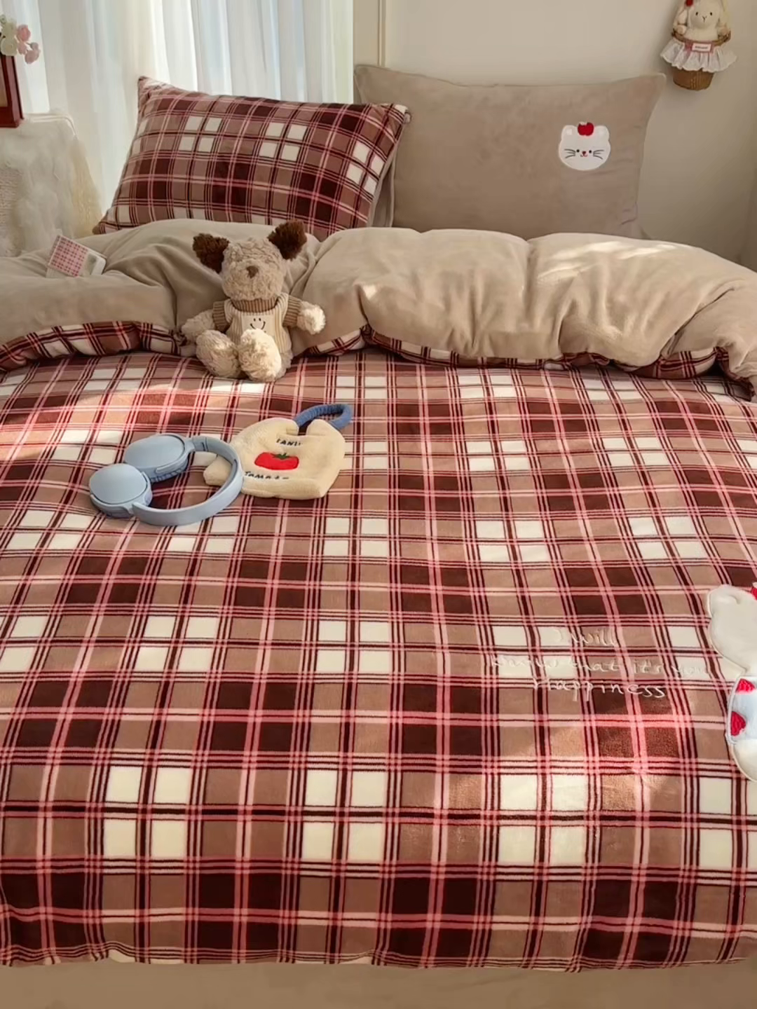 91家纺网 家纺一手货源 找家纺 顾里家纺 2025新款韩系兔毛贴布绣牛奶绒四件套 苹果猫咪