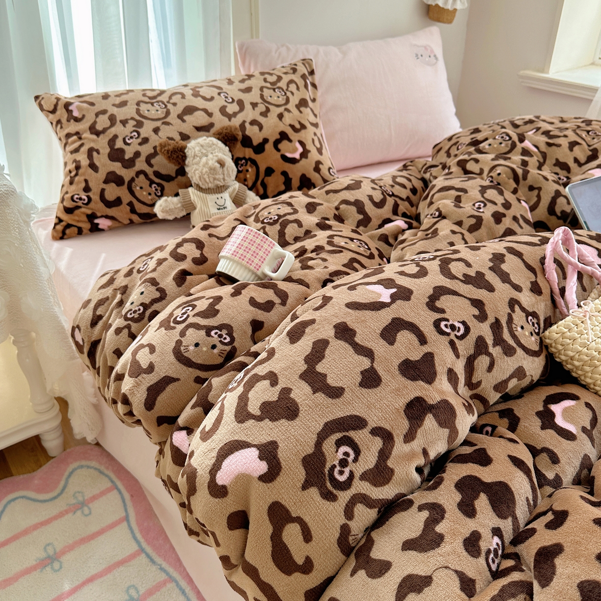 91家纺网 家纺一手货源 找家纺 顾里家纺 2025新款韩系兔毛贴布绣牛奶绒四件套 黑皮猫咪