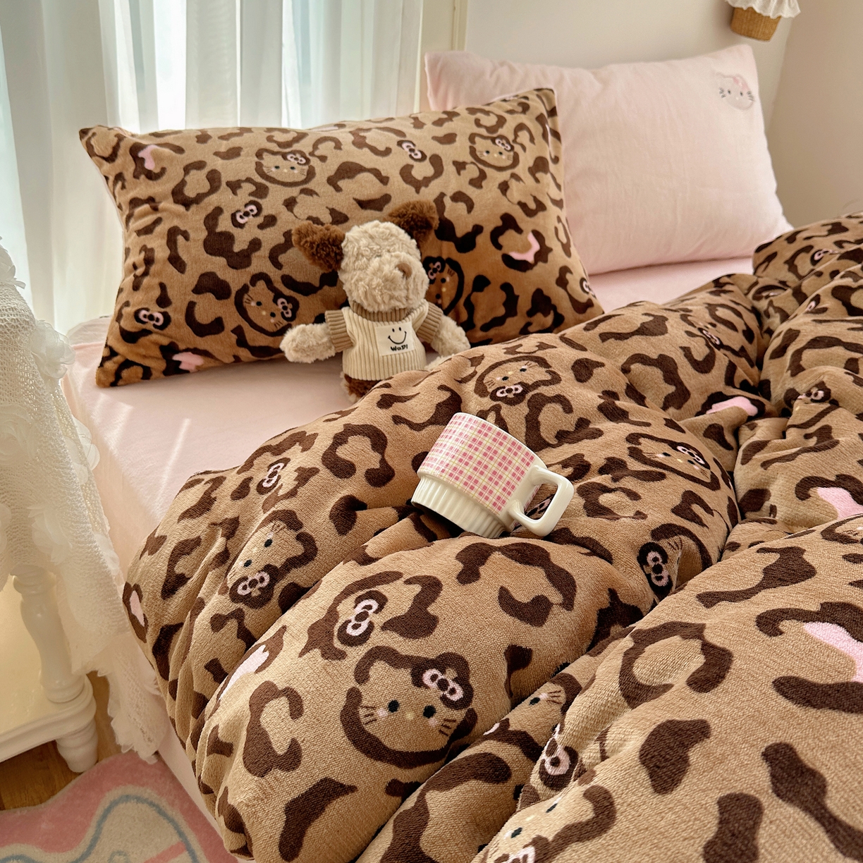 91家纺网 家纺一手货源 找家纺 顾里家纺 2025新款韩系兔毛贴布绣牛奶绒四件套 黑皮猫咪