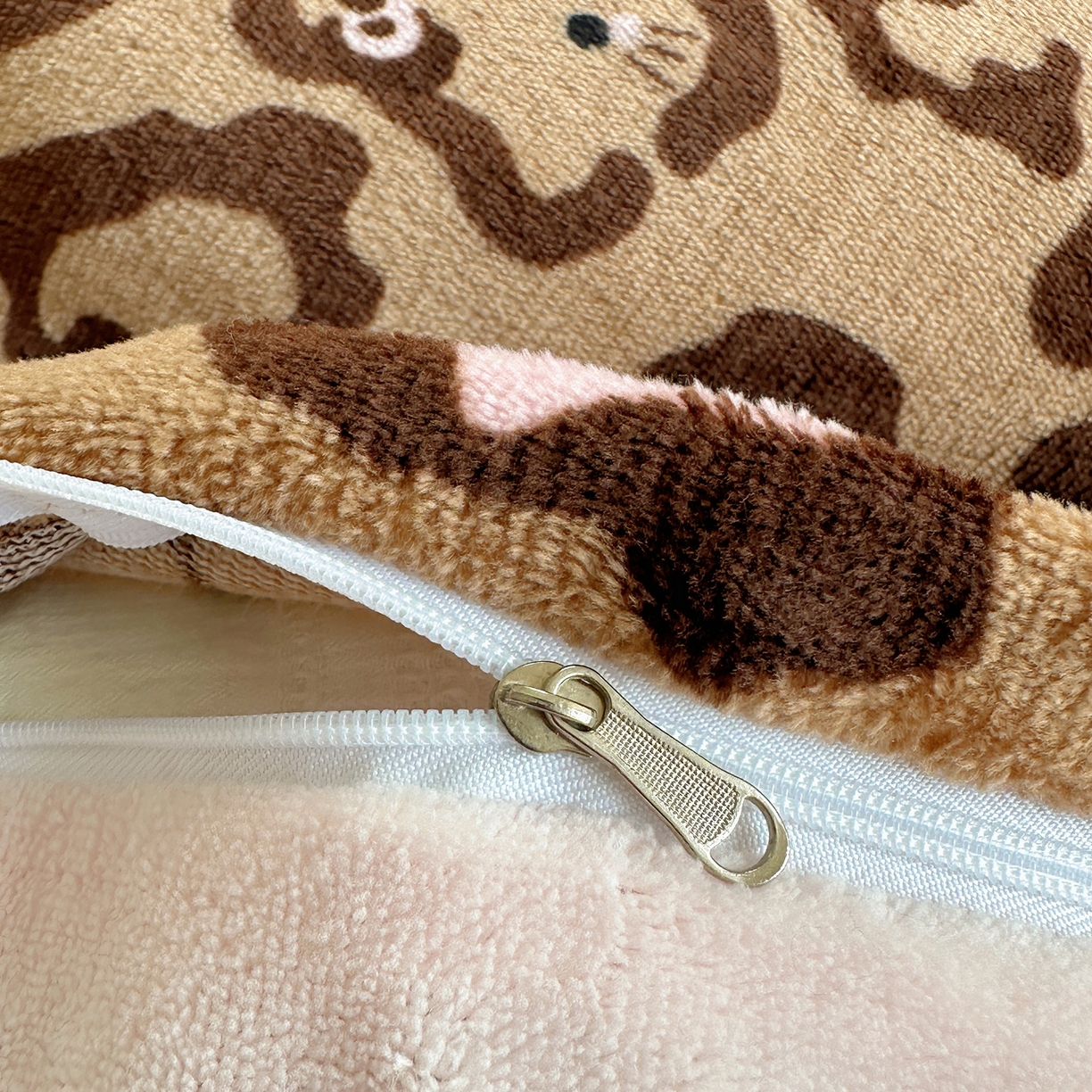 91家纺网 家纺一手货源 找家纺 顾里家纺 2025新款韩系兔毛贴布绣牛奶绒四件套 黑皮猫咪