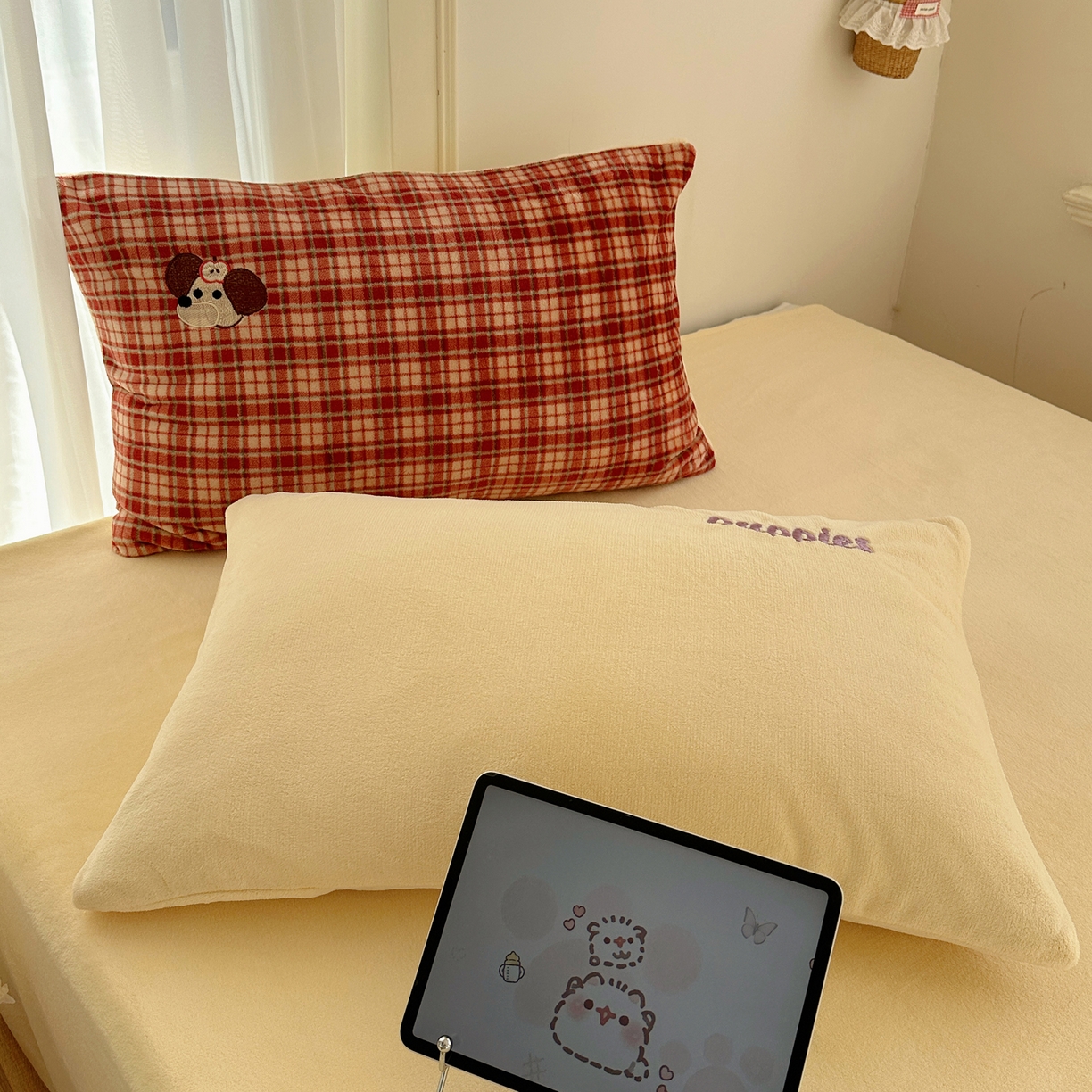 91家纺网 家纺一手货源 找家纺 顾里家纺 2025新款韩系兔毛贴布绣牛奶绒四件套 爱岛腊肠狗