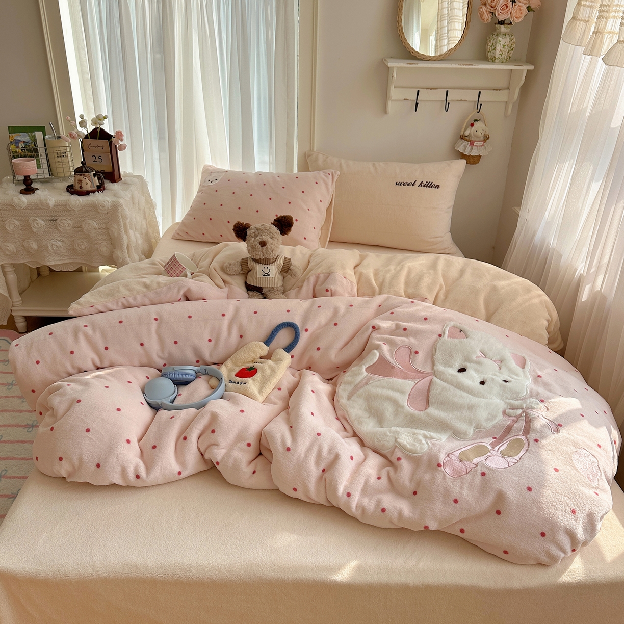 91家纺网 家纺一手货源 找家纺 顾里家纺 2025新款韩系兔毛贴布绣牛奶绒四件套 洛丽猫咪