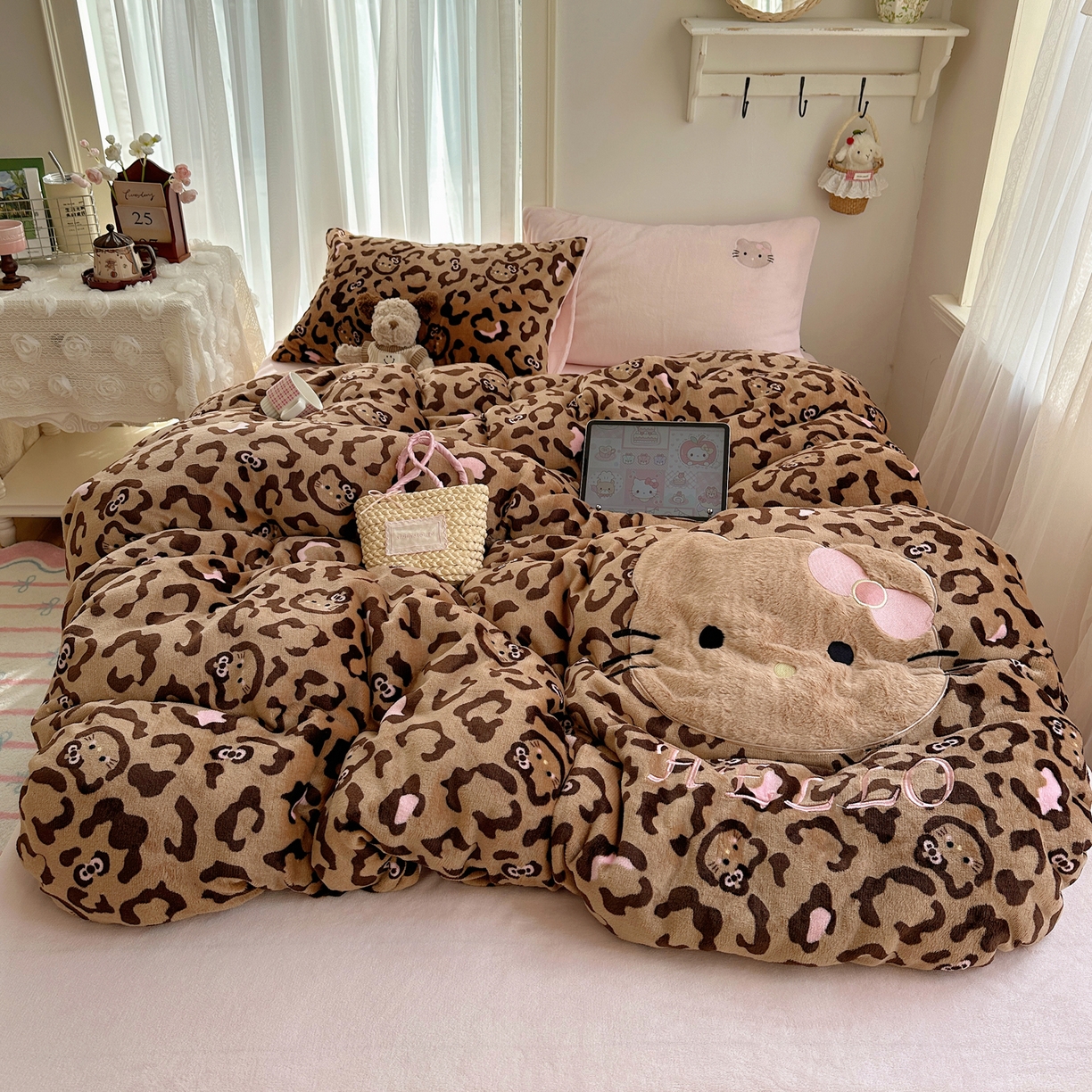 91家纺网 家纺一手货源 找家纺 顾里家纺 2025新款韩系兔毛贴布绣牛奶绒四件套 黑皮猫咪