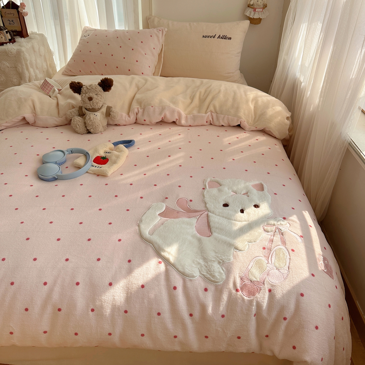 91家纺网 家纺一手货源 找家纺 顾里家纺 2025新款韩系兔毛贴布绣牛奶绒四件套 洛丽猫咪