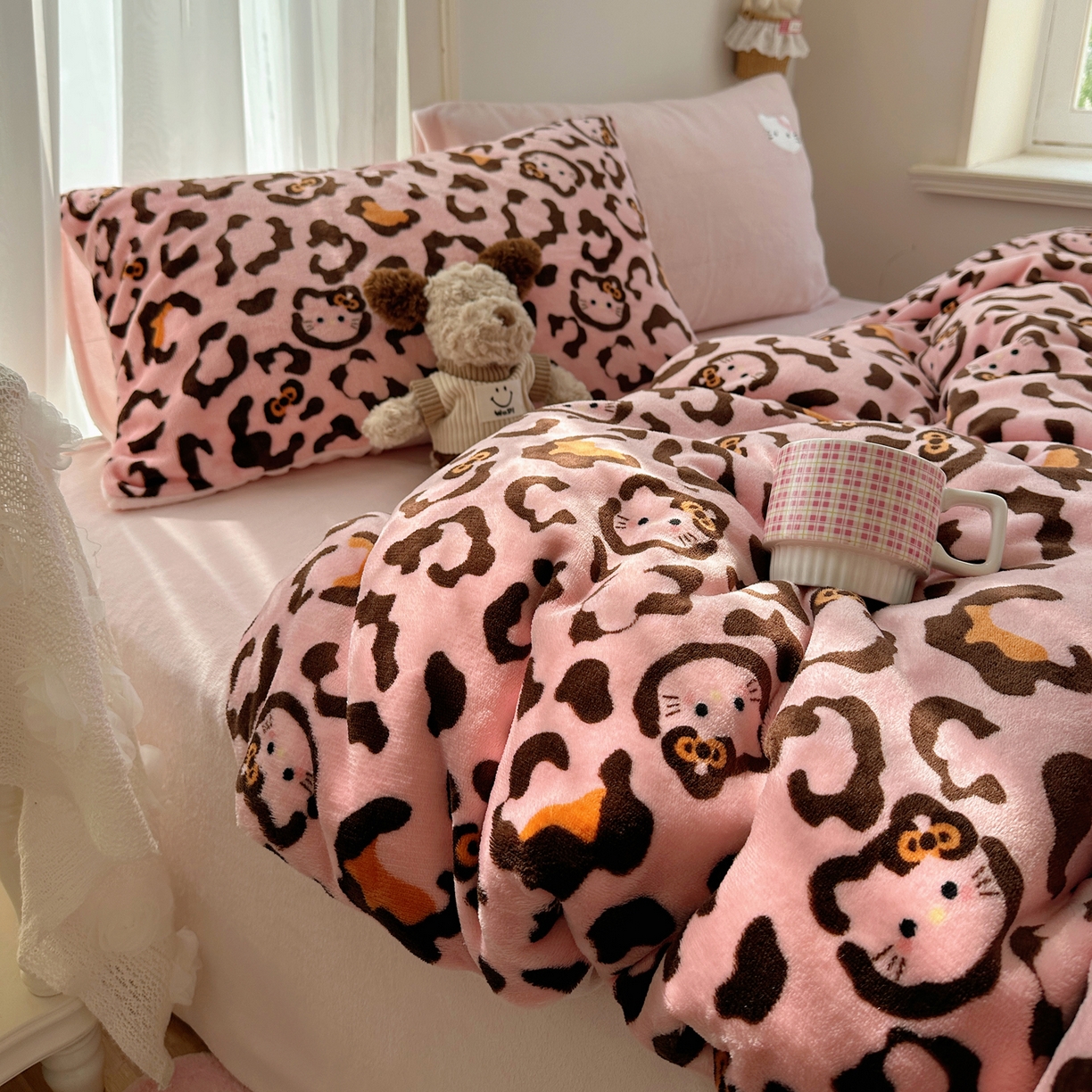 91家纺网 家纺一手货源 找家纺 顾里家纺 2025新款韩系兔毛贴布绣牛奶绒四件套 粉皮猫咪