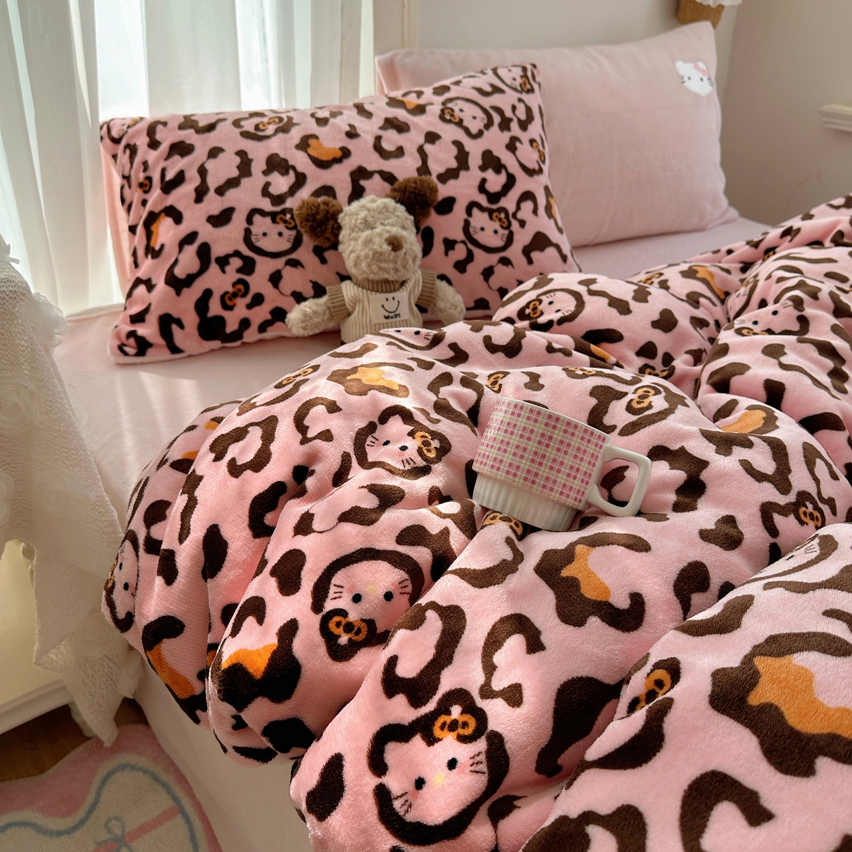 91家纺网 家纺一手货源 找家纺 顾里家纺 2025新款韩系兔毛贴布绣牛奶绒四件套 粉皮猫咪