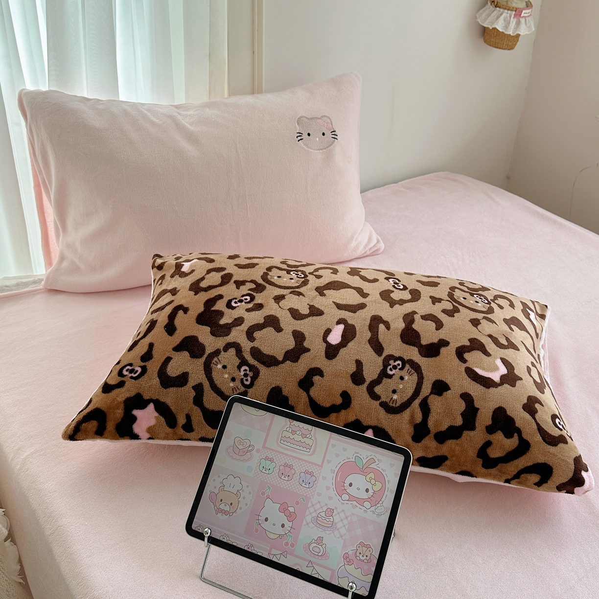 91家纺网 家纺一手货源 找家纺 顾里家纺 2025新款韩系兔毛贴布绣牛奶绒四件套 黑皮猫咪