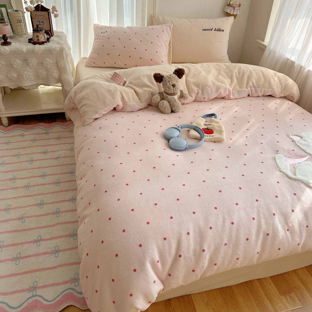 91家纺网 家纺一手货源 找家纺 顾里家纺 2025新款韩系兔毛贴布绣牛奶绒四件套 洛丽猫咪