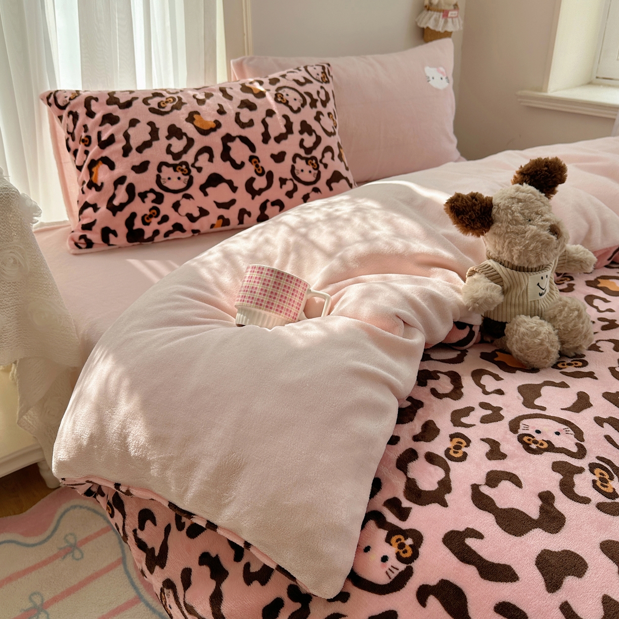 91家纺网 家纺一手货源 找家纺 顾里家纺 2025新款韩系兔毛贴布绣牛奶绒四件套 粉皮猫咪