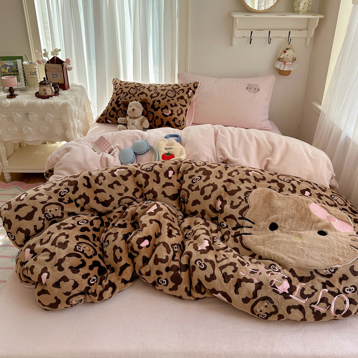 91家纺网 家纺一手货源 找家纺 顾里家纺 2025新款韩系兔毛贴布绣牛奶绒四件套 黑皮猫咪