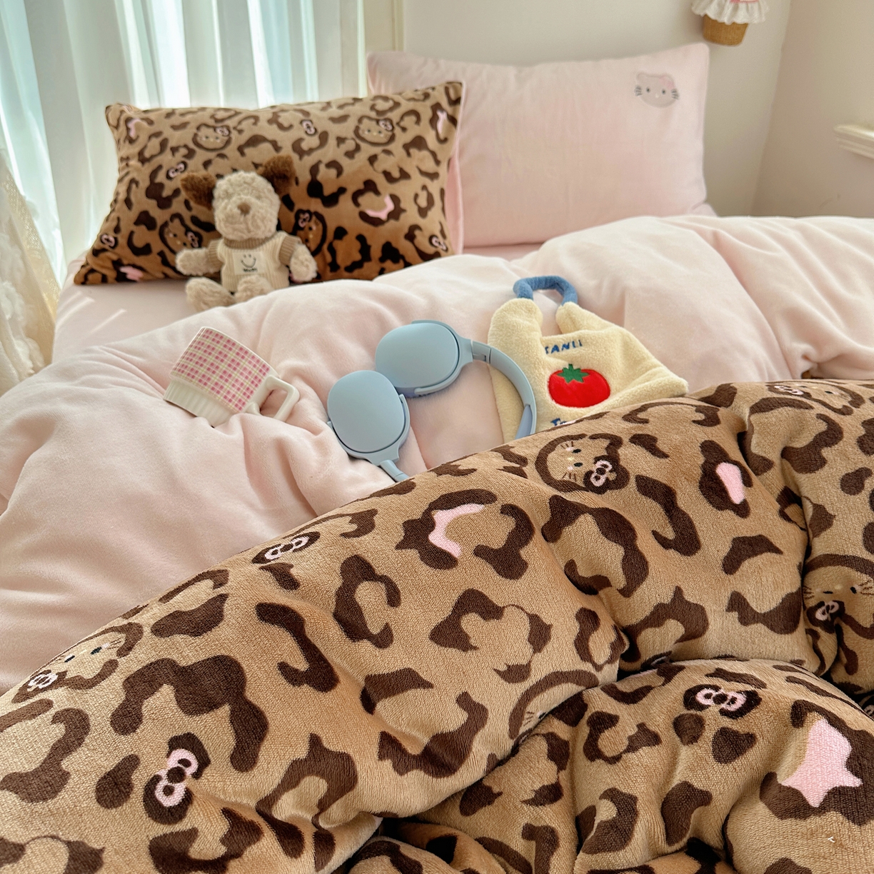 91家纺网 家纺一手货源 找家纺 顾里家纺 2025新款韩系兔毛贴布绣牛奶绒四件套 黑皮猫咪