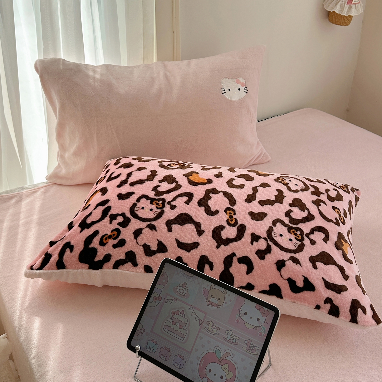 91家纺网 家纺一手货源 找家纺 顾里家纺 2025新款韩系兔毛贴布绣牛奶绒四件套 粉皮猫咪