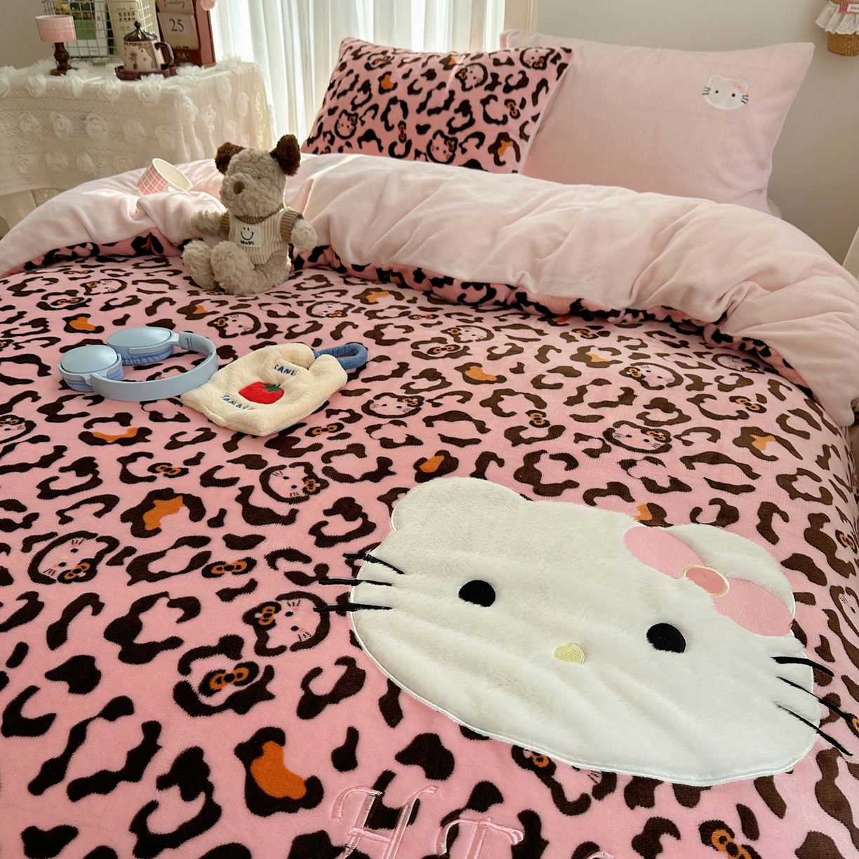 91家纺网 家纺一手货源 找家纺 顾里家纺 2025新款韩系兔毛贴布绣牛奶绒四件套 粉皮猫咪