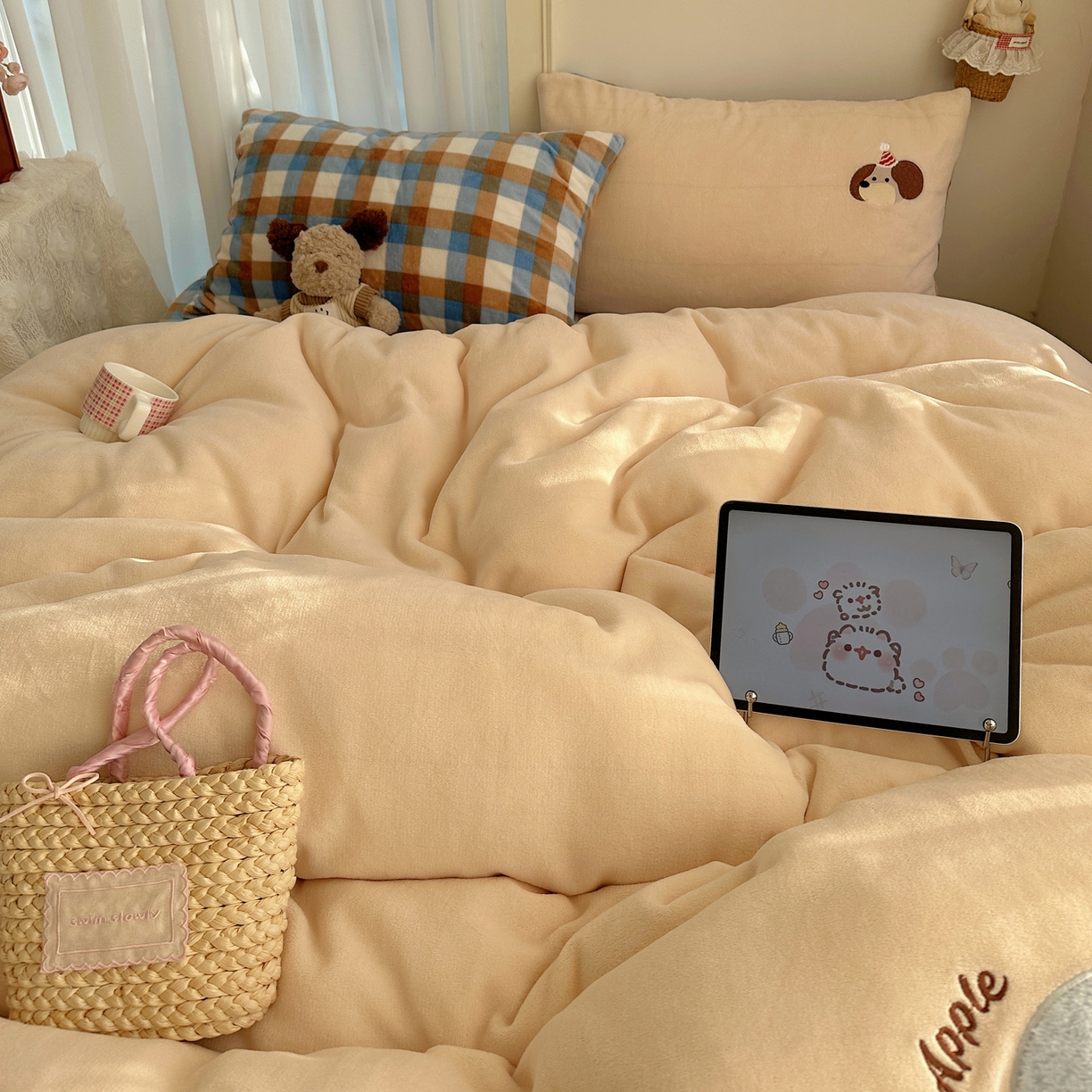 91家纺网 家纺一手货源 找家纺 顾里家纺 2025新款韩系兔毛贴布绣牛奶绒四件套 蓝心苹果狗