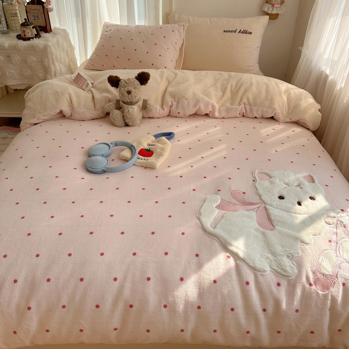 91家纺网 家纺一手货源 找家纺 顾里家纺 2025新款韩系兔毛贴布绣牛奶绒四件套 洛丽猫咪