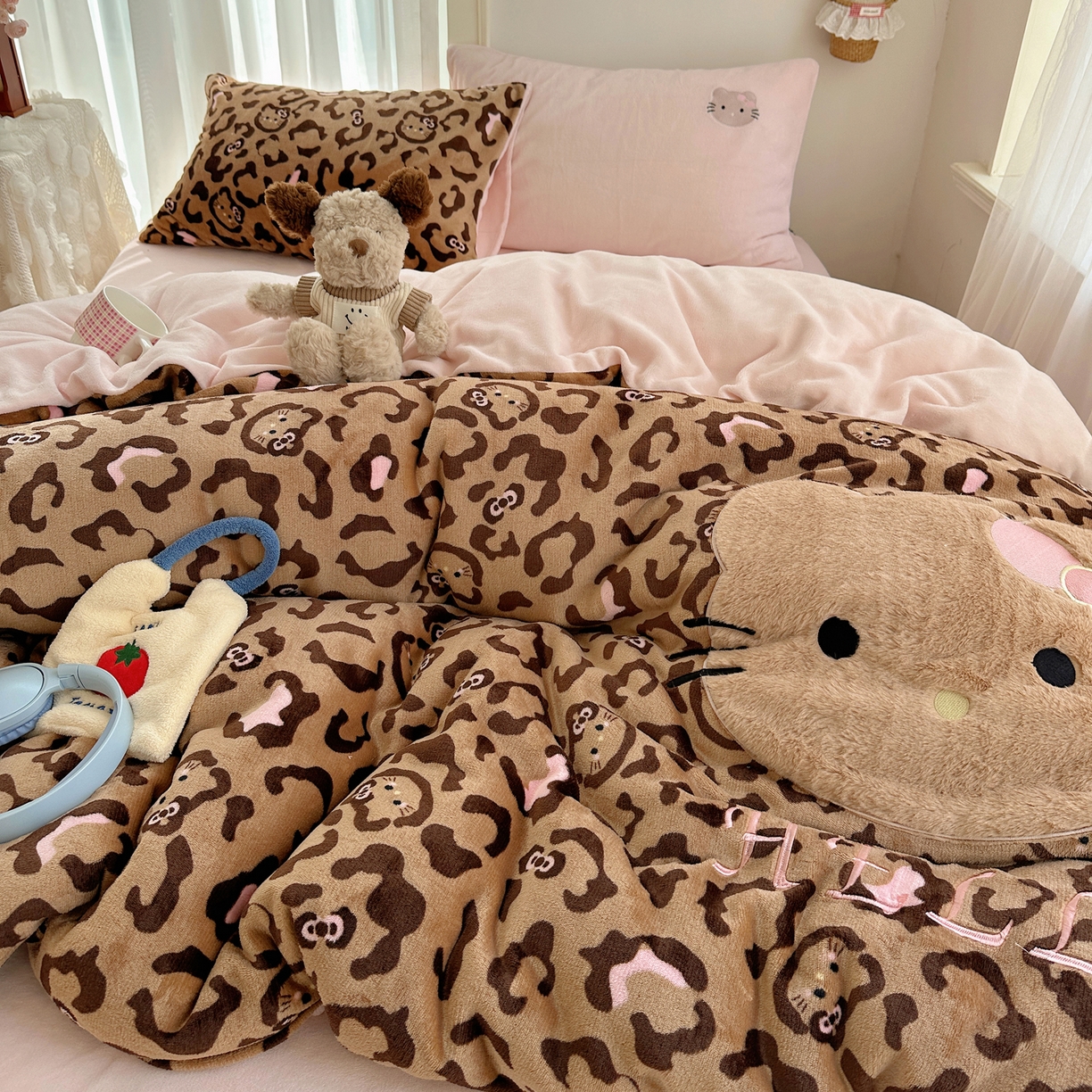 顾里家纺 2025新款韩系兔毛贴布绣牛奶绒四件套 黑皮猫咪