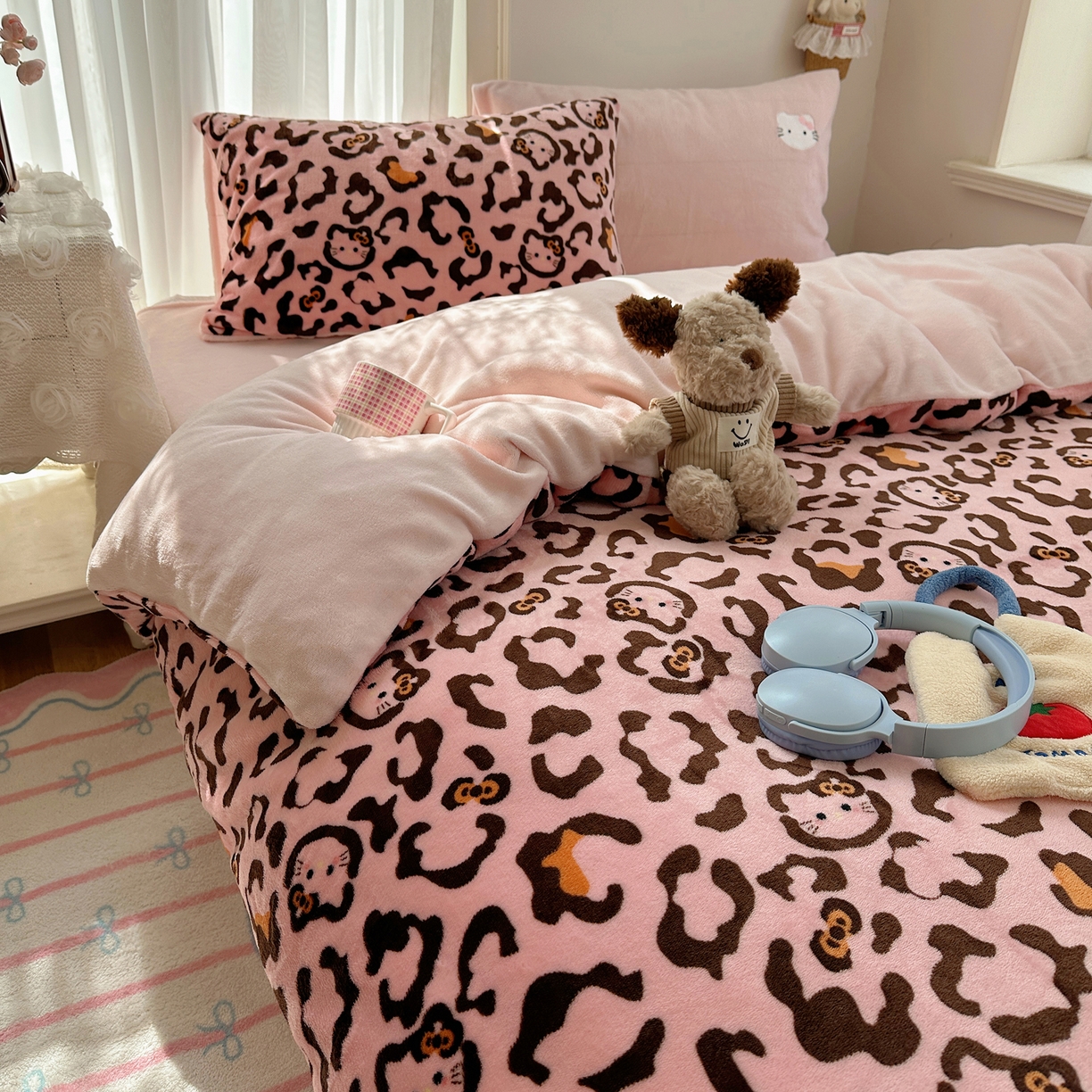 91家纺网 家纺一手货源 找家纺 顾里家纺 2025新款韩系兔毛贴布绣牛奶绒四件套 粉皮猫咪