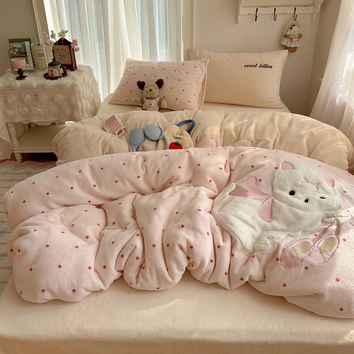 91家纺网 家纺一手货源 找家纺 顾里家纺 2025新款韩系兔毛贴布绣牛奶绒四件套 洛丽猫咪